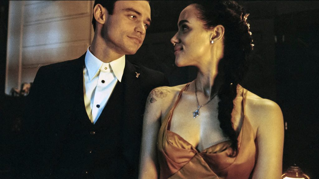Nathalie Emmanuel, Thomas Doherty in The Invitation (2022) Review