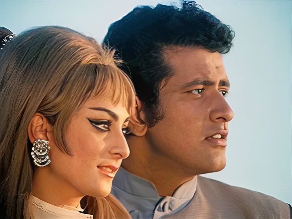 Manoj Kumar and Saira Banu in Purab Aur Pachhim (1970).