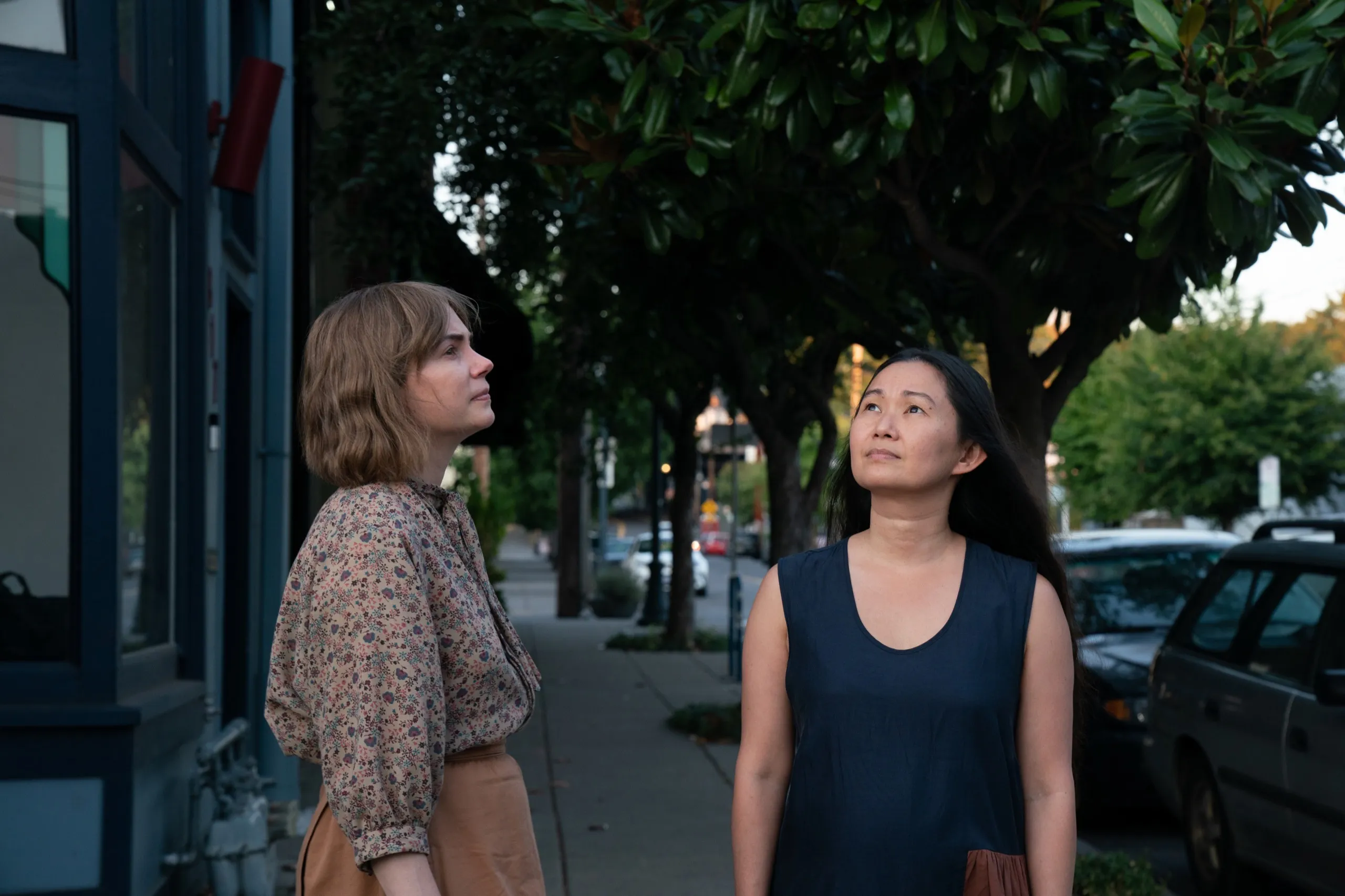 A still from Showing Up (2023). 