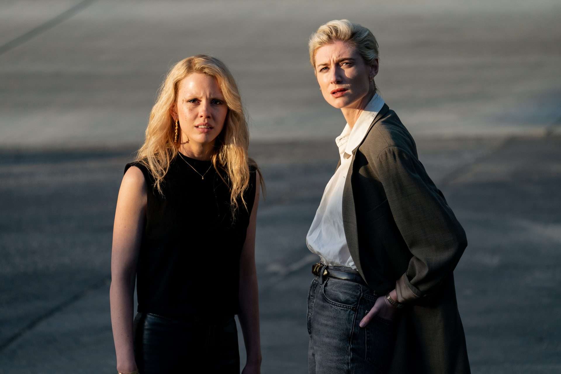 Mia Goth as Maxine Minx & Elizabeth Debicki as Elizabeth Bender in MaXXXine (2024). 