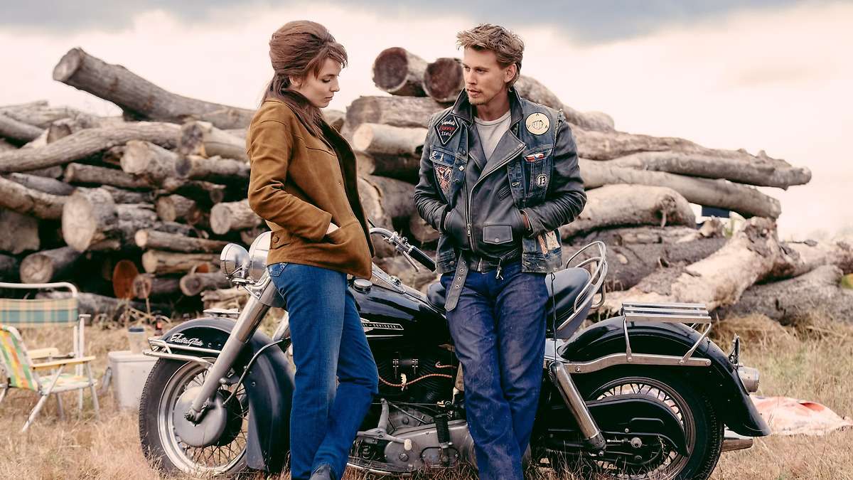 Another still from The Bikeriders (2024). 