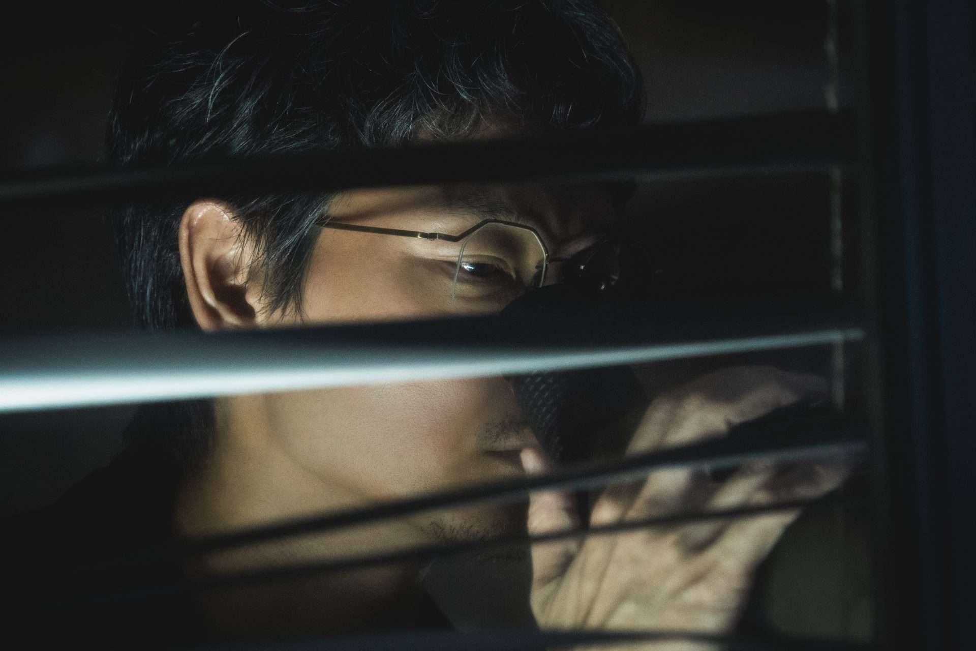 A still from Tokyo Swindelers (Season 1), Episode 2. 