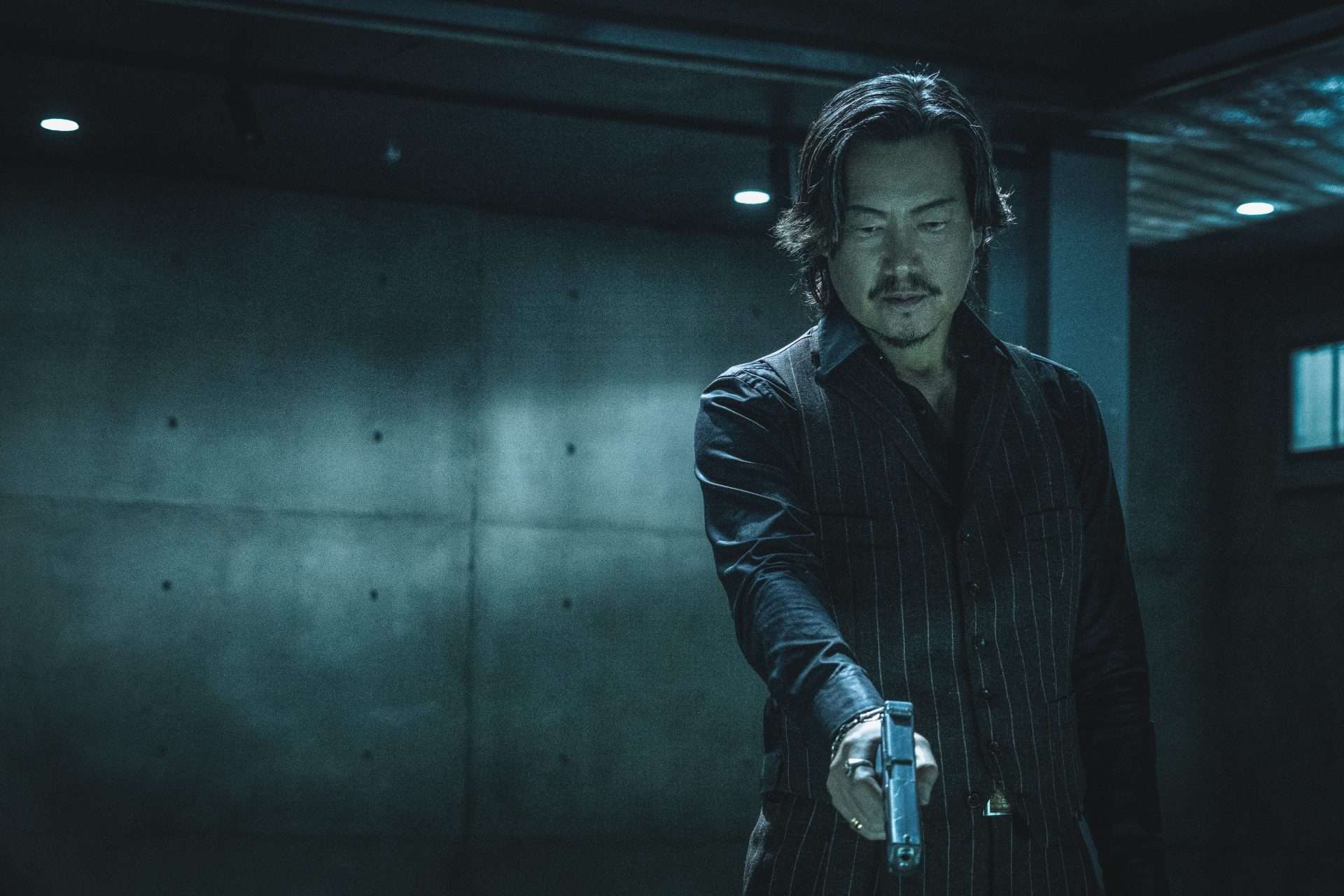 A still from Tokyo Swindlers Season 1, Episode 7. 