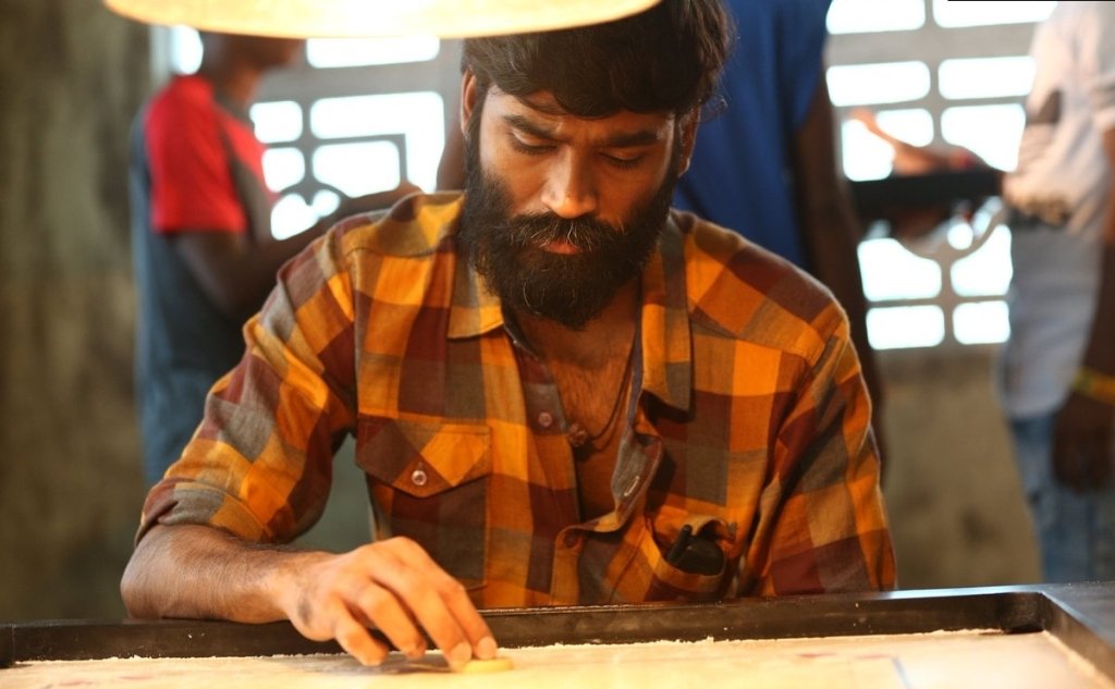 Dhanush as Anbu playing Carrom board in Vada Chennai