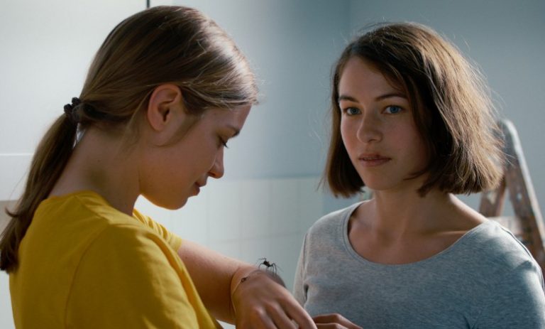 The Girl and the Spider [2021]: ‘Berlinale’ Review – A powerfully choreographed exploration of alienation