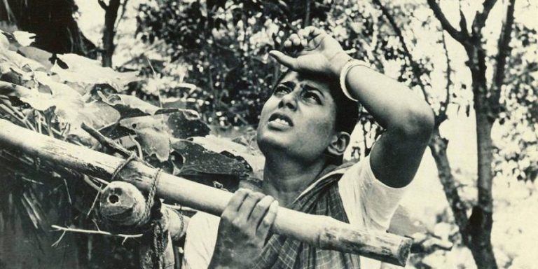 Akaler Sandhane [1980] Review: A famine from the past and its echoes into the future