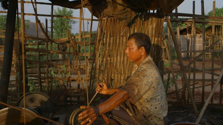 A Thousand Fires [2021]: ‘Locarno’ Review – A Bewitchingly Intimate Slice-of-Life Documentary