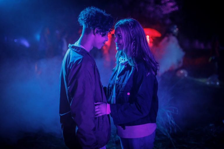 JJ+E [2021] Review: Refreshing and Unlikely Teenage Romance Will Surprise You