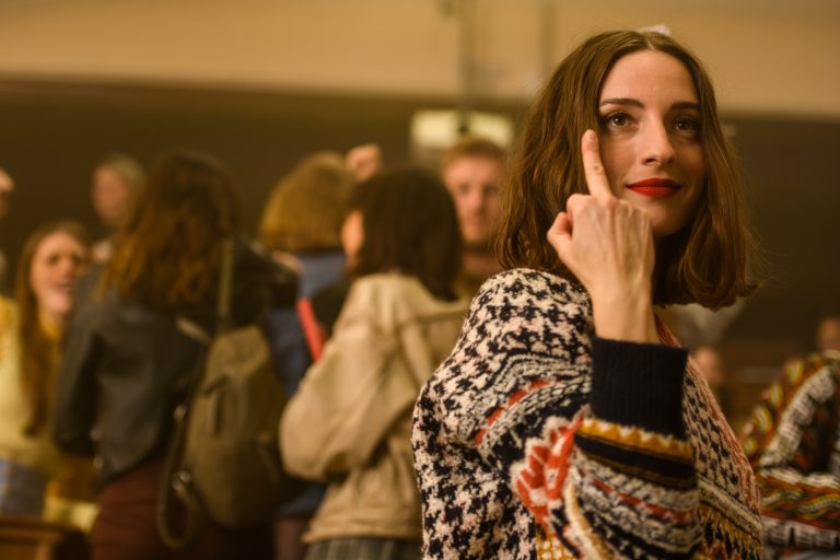 Sounds Like Love [2021] Netflix Review: A Fleabag-esque rom-com that is not clever enough