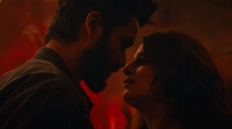 Shiddat [2021] Review – Dated Bollywood Romance is a Mediocre Excuse in Disguise of Filmmaking
