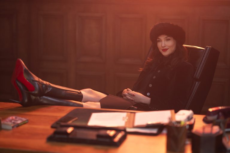 Red Notice (2021) Netflix Review: Triple Crossing Your Hearts in a Jiffy