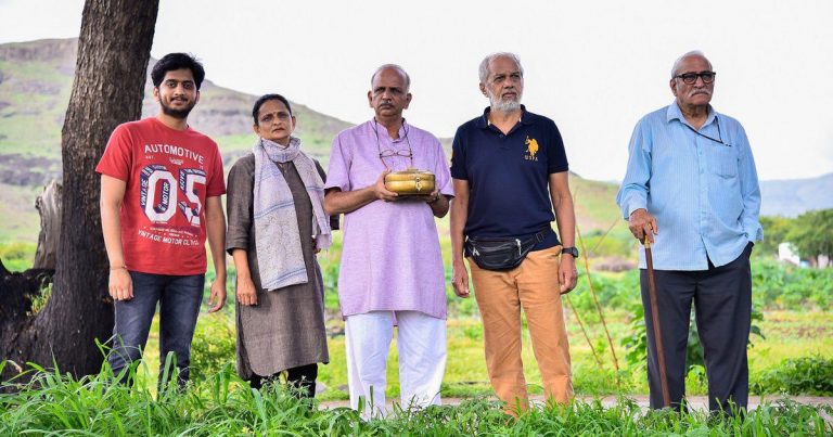 Karkhanisanchi Waari (2021) SonyLiv Review: Quips and Jabs Make the Bickering Family Trip a Scene to Behold