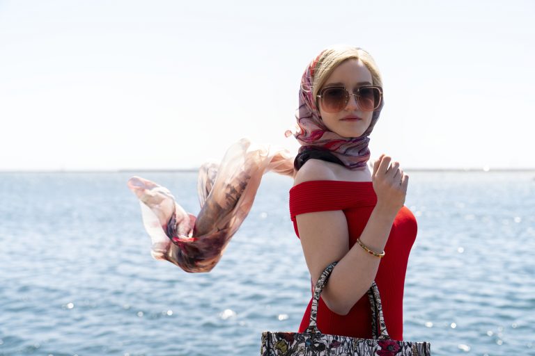Inventing Anna (2022) Netflix Review: ‘Dangerously Close’ to Being Discarded as a Rudimentary Soap Opera
