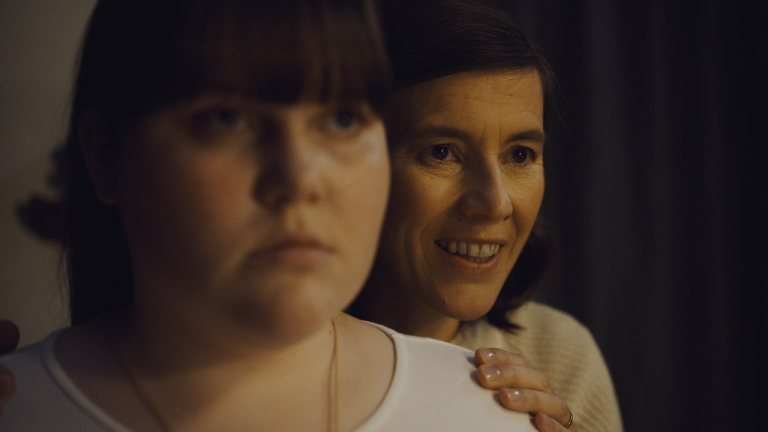 Family Dinner [2022]: ‘Tribeca’ Review – A Tense Horror-Drama That Tackles Body Positivity & Toxic Parenthood