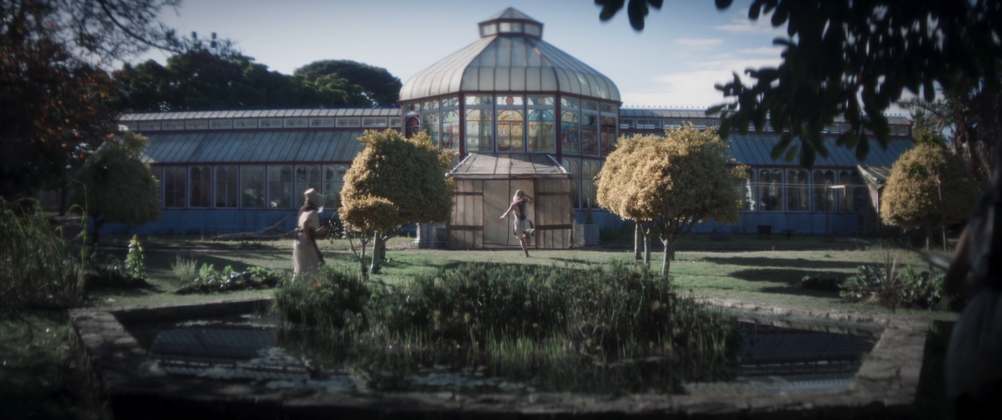 Glasshouse (2021) Movie Explained - Setting inside a house made of glass