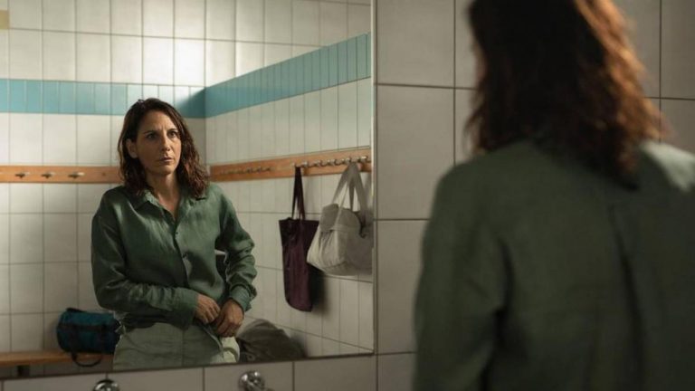 Mirror, Mirror (2022): Netflix Movie Review & Ending Explained