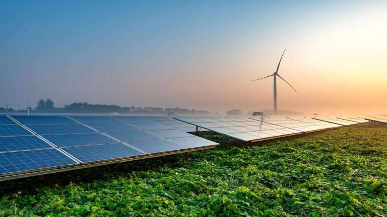 Investing in Green Energy: Exploring the Benefits and Risks