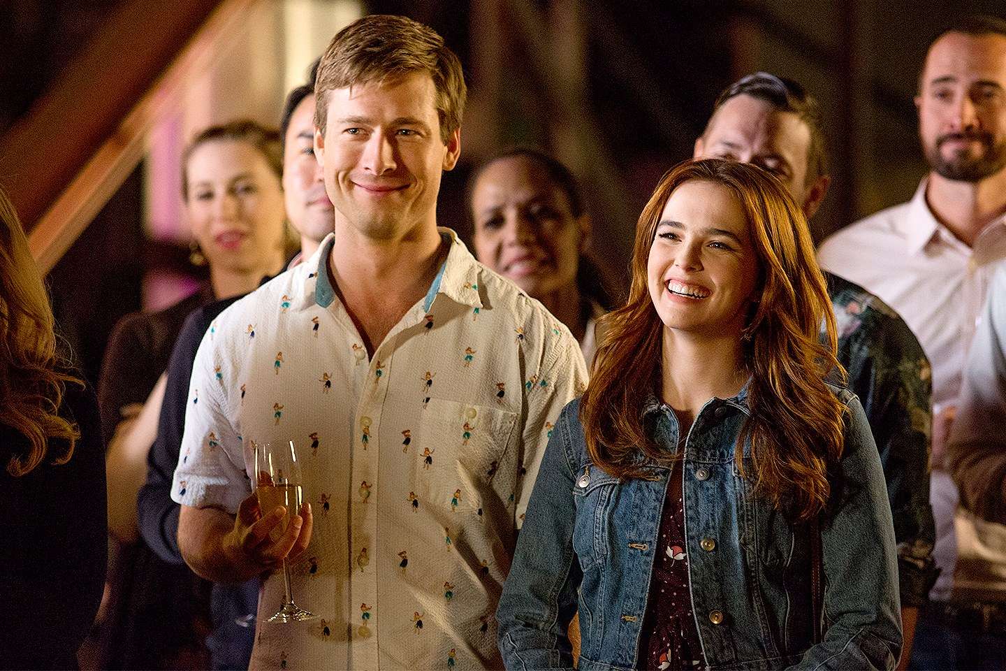 Glen Powell & Zoey Deutch in Set It Up