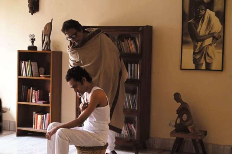 Chalchitra Ekhon (2023) ‘KIFF’ Review: Anjan Dutt’s Tribute to Mrinal Sen Barely Scratches the Surface