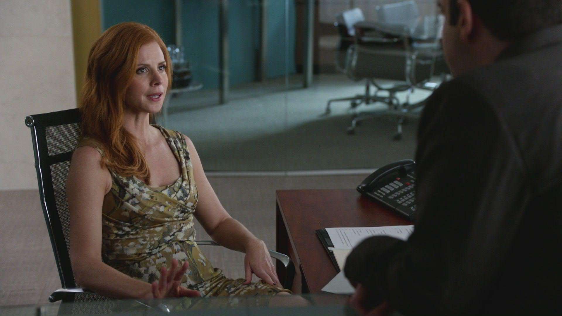 Sarah Rafferty as Donna Roberta Paulsen in Suits Season 3