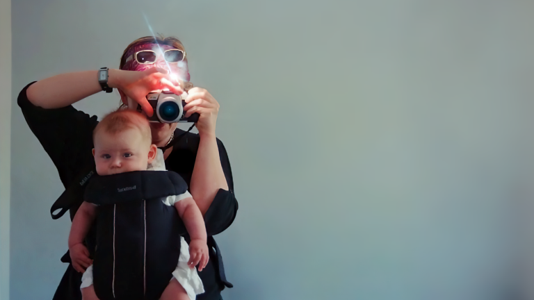 Motherboard (2024) ‘CPH: DOX’ Review: Victoria Mapplebeck Masters the Art of Single-Parenting and Self-Filming