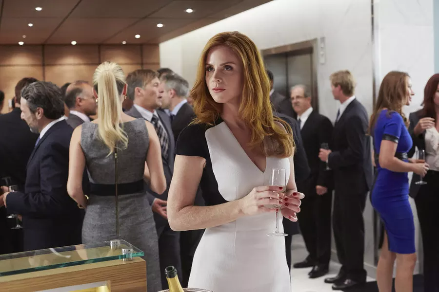 Sarah Rafferty as Donna Roberta Paulsen in Suits Season 4