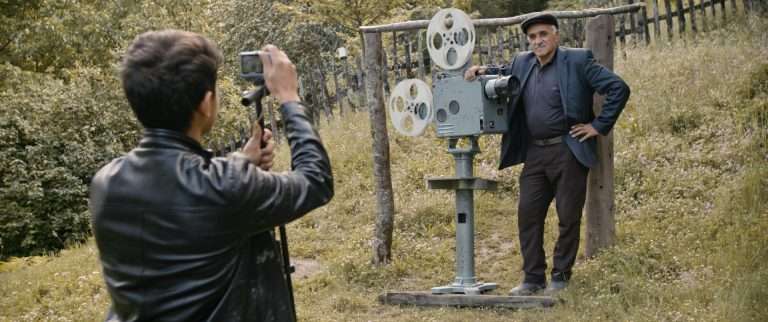 The Return of the Projectionist (2024) ‘ Visions du Réel’ Review: Wonderful Paean to Cinema Threading Together Generations