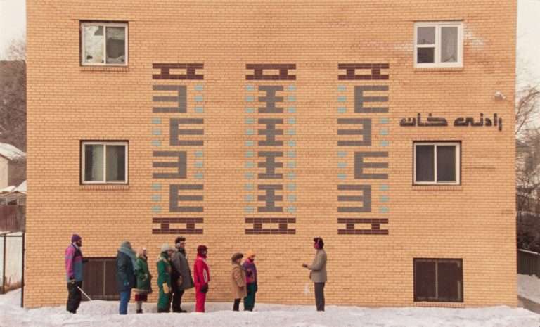 Universal Language (2024) ‘Cannes’ Movie Review: An Endearing Nod to the Iranian Cinema Tucked in a Strange, Disorienting Package