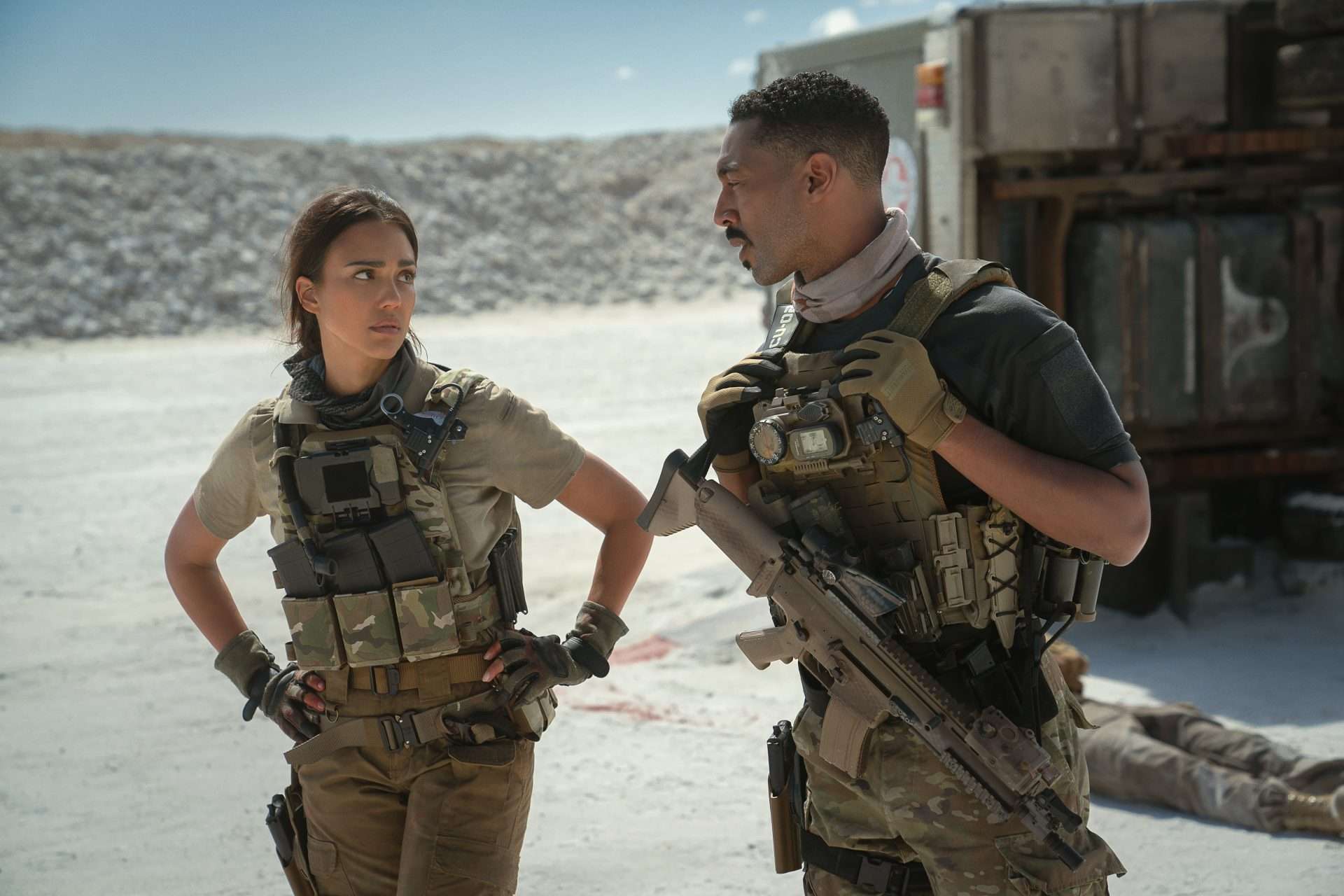 Trigger Warning. (L-R) Jessica Alba as Parker and Tone Bell as Spider in Trigger Warning. Cr. Ursula Coyote/Netflix ©2024.