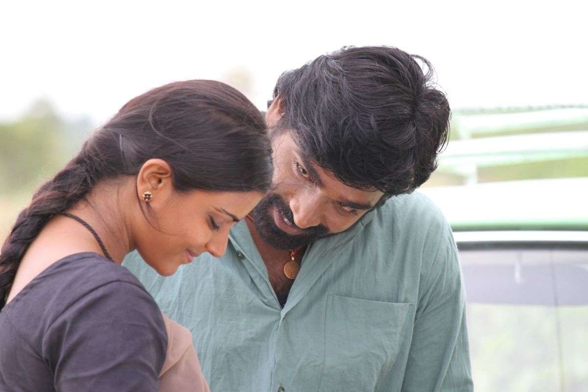 Aishwarya Rajesh & Vijay Sethupathi in Pannaiyarum Padminiyum (2014)