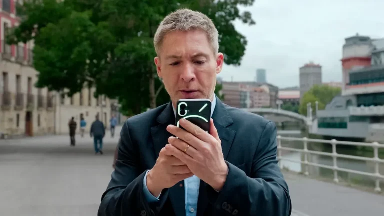 I Can’t Live Without You (No puedo vivir sin ti, 2024) ‘Netflix’ Movie Review & Ending Explained: Does Carlos get over his phone addiction?
