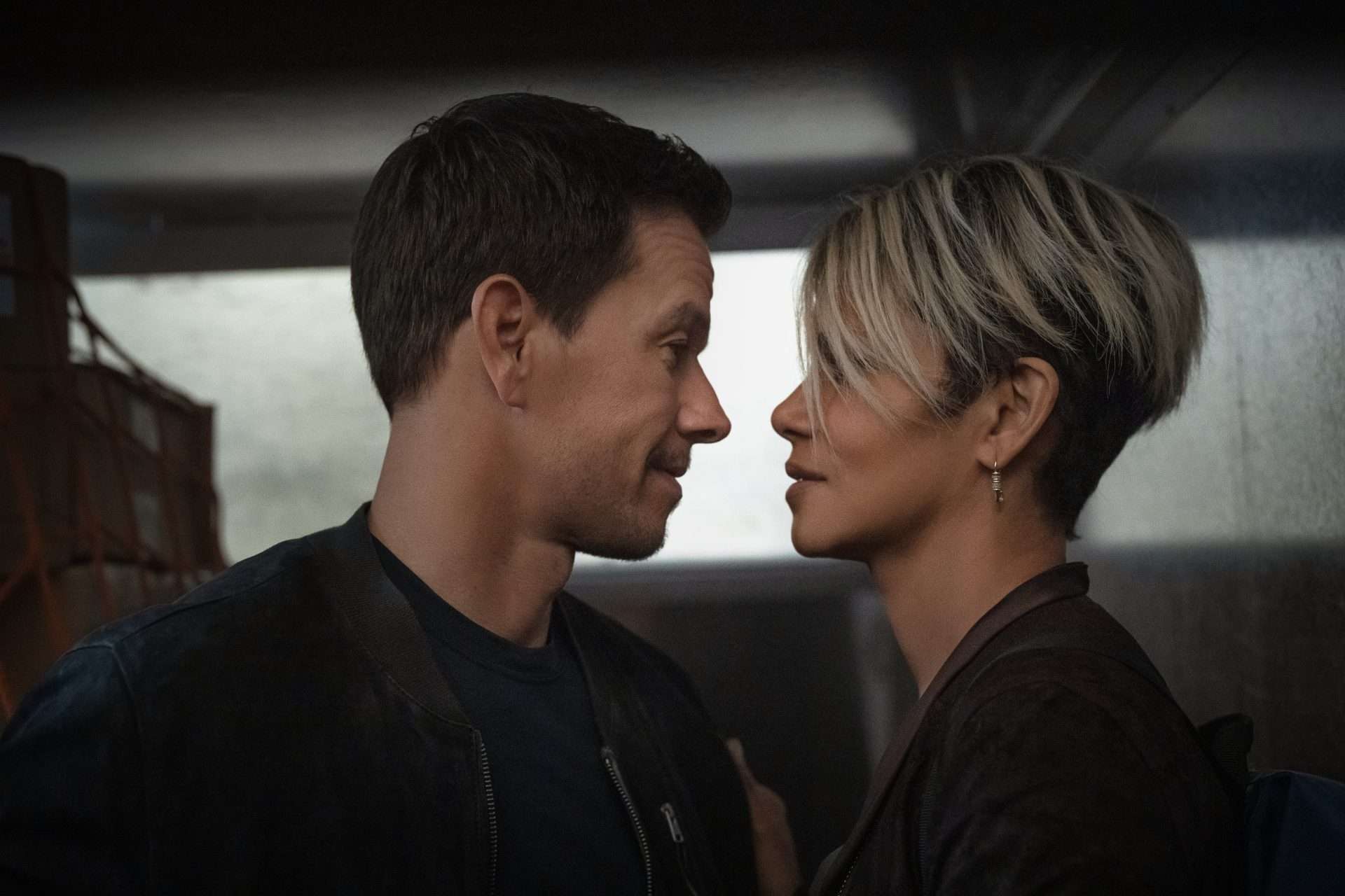 The Union (2024). (L to R) Mark Wahlberg as Mike McKenna and Halle Berry as Roxanne Hall in The Union. Cr. Laura Radford/Netflix © 2024.