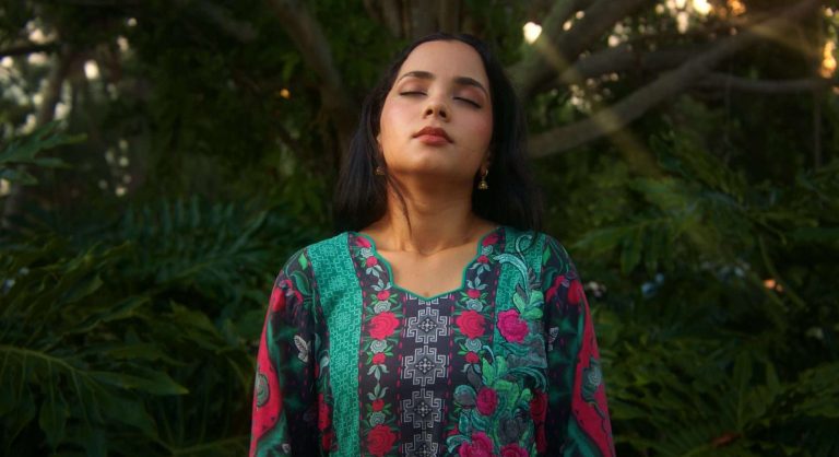 Curry Scent (2024) Movie Review: Harmless Immigrant Story Feels Like a long series of nonsensical, awkward moments stitched together 