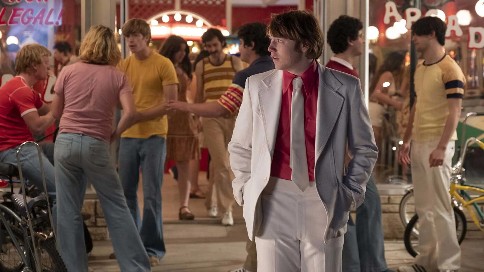 A still from Licorice Pizza (2021). 