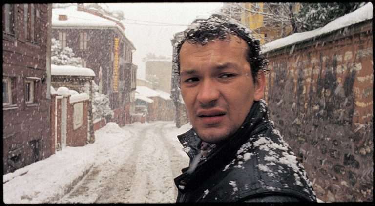 Uzak (Distant, 2002) Movie Review: Nuri Bilge Ceylan’s Poetic Study of Loneliness and Nihilism in the Modern Society