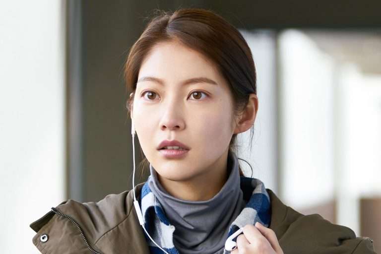 Aloners (2021) Movie Review: A Meditative Slow-Burn Drama on Loneliness and Existence 