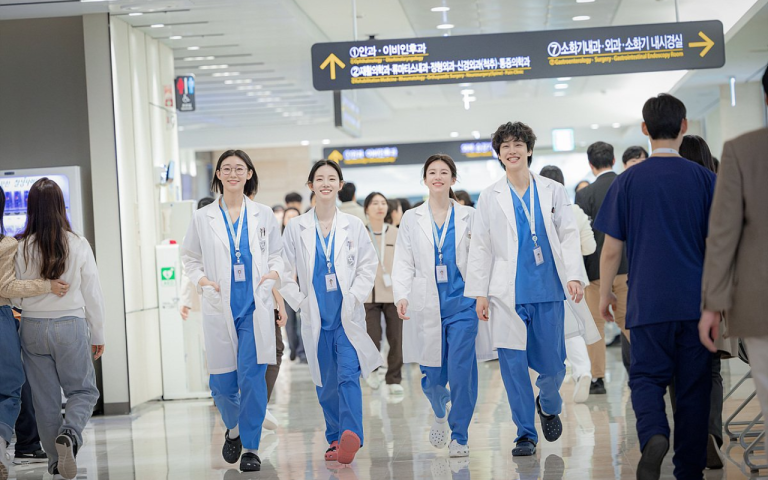 Resident Playbook (Eonjenganeun seulgiroul jeongonguisaenghwal, 2025) Recap & Ending Explained: Did Yi-Young Find Her Calling Beyond Financial Need?