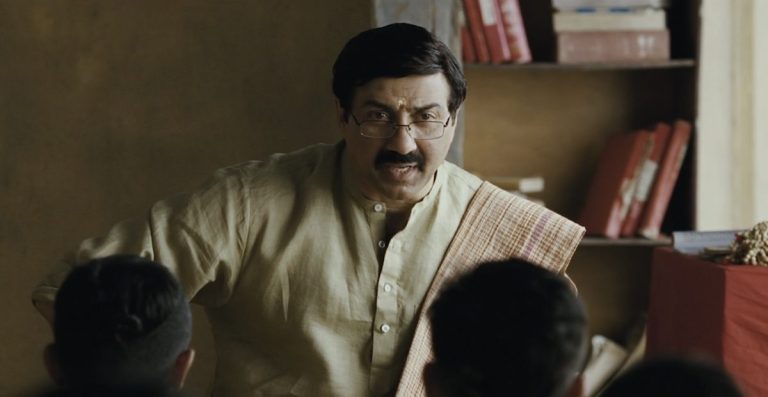 Inside ‘Mohalla Assi’ (2018) – Performance of Tradition, Women and the Theatrics of Caste in Brahminical India 