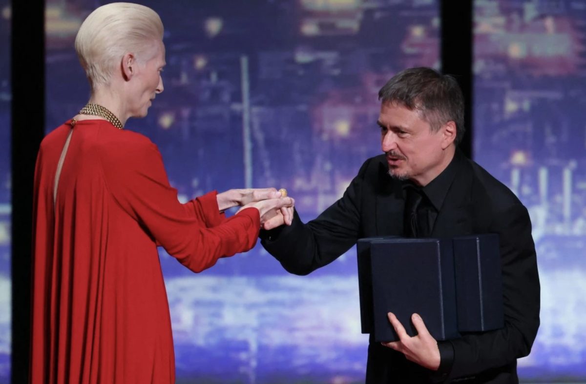 Palme d'or given by Tilda Swinton to FJORD by Cristian Mungiu © Sameer AL-DOUMY / AFP