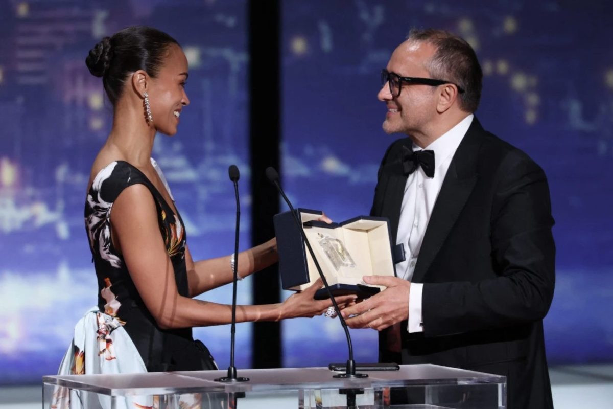 Grand Prix given by Zoe Saldaña to Andreï Zviaguintsev for Minotaure © Sameer AL-DOUMY / AFP